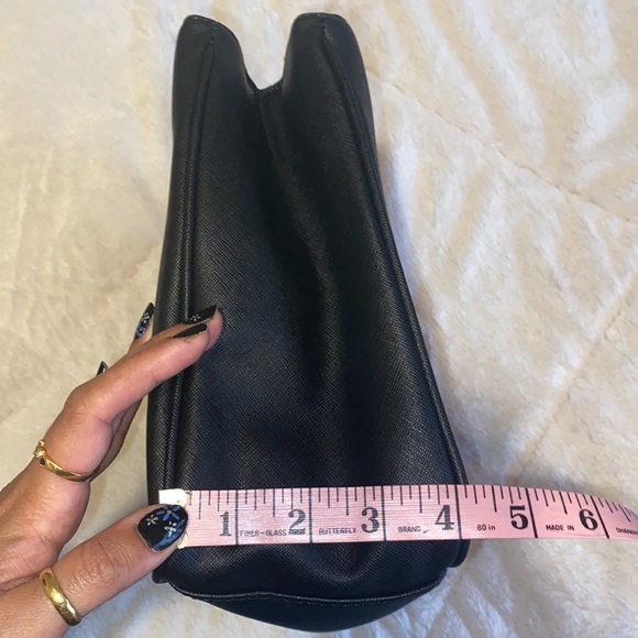 Guess Purse - Picture 9 of 9